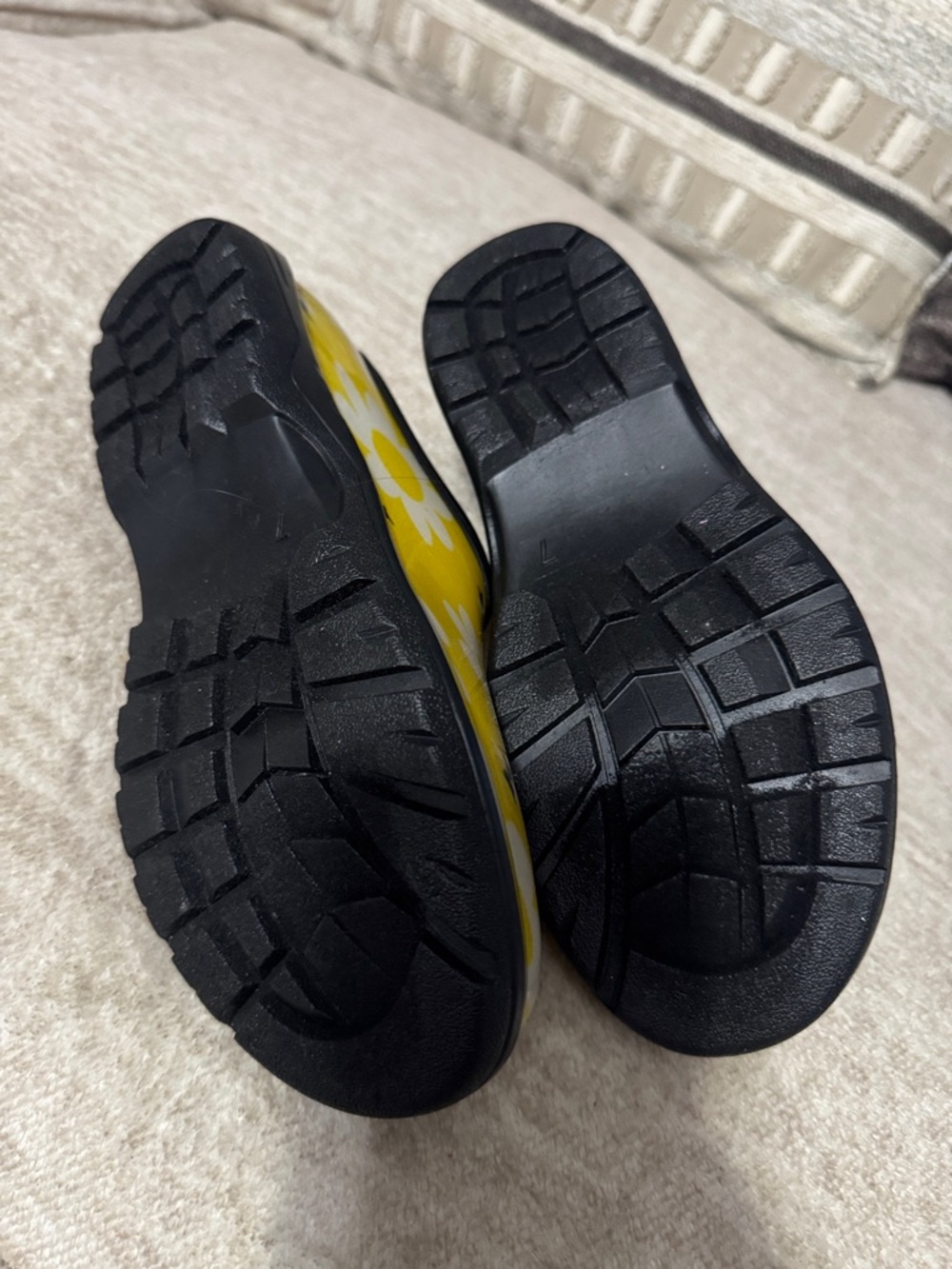 GOGO Yellow Daisy and Bee Slip-On Garden Clogs - Picture 4 of 4